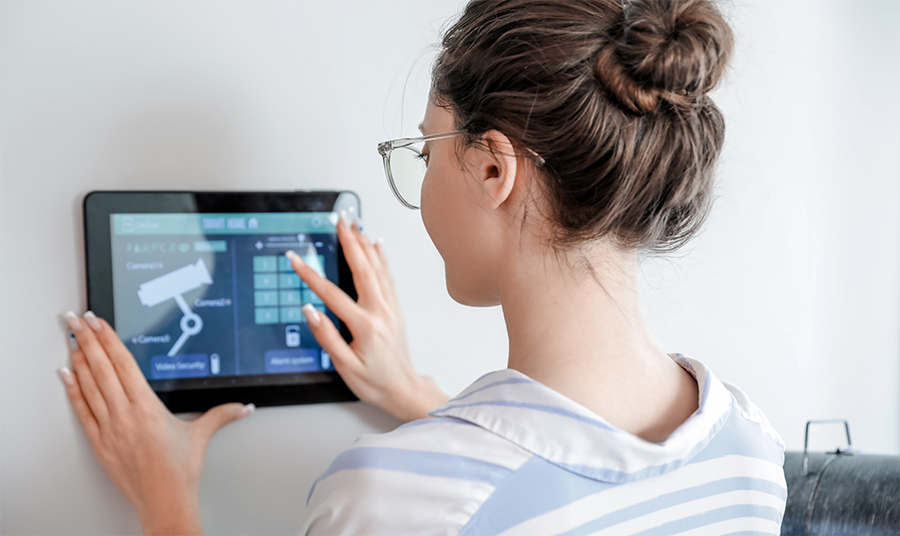 Hochperformante Touch-Displays woman operating a touch display